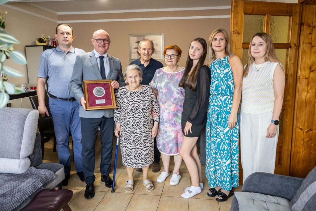 Wręczenie medalu Unitas Durat pani Stanisławie Gorczyckiej, fot. Szymon Zdziebło/tarantoga.pl dla UMWKP