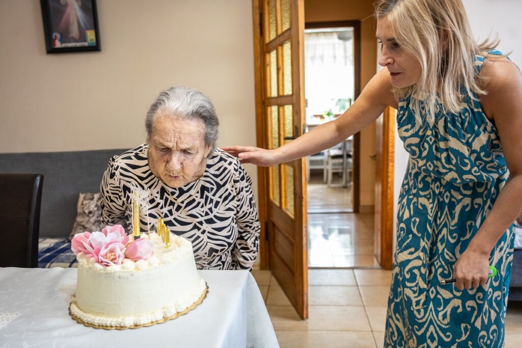 Wręczenie medalu Unitas Durat pani Stanisławie Gorczyckiej, fot. Szymon Zdziebło/tarantoga.pl dla UMWKP