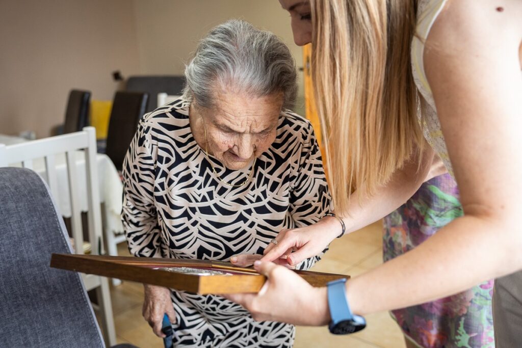 Wręczenie medalu Unitas Durat pani Stanisławie Gorczyckiej, fot. Szymon Zdziebło/tarantoga.pl dla UMWKP
