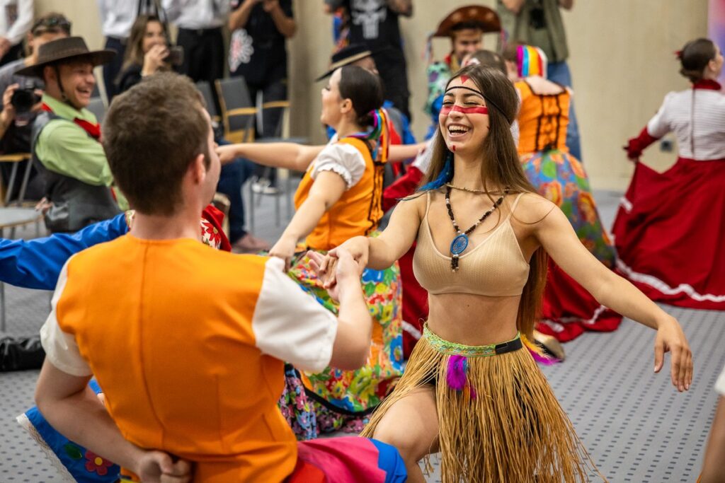 Zaimprowizowany występ w Urzędzie Marszałkowskim, fot. Szymon Zdziebło/tarantoga dla UMWKP