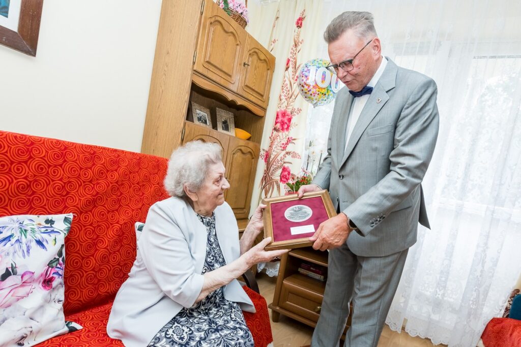 Presentation of the Unitas Durat Medal to Ms. Prakseda Karasek, photo by Tomasz Czachorowski / eventphoto.com.pl for the UMWKP