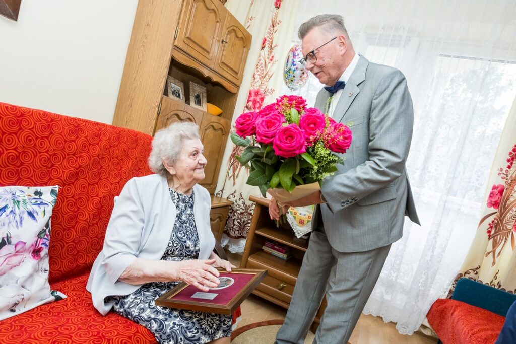 Presentation of the Unitas Durat Medal to Ms. Prakseda Karasek, photo by Tomasz Czachorowski / eventphoto.com.pl for the UMWKP