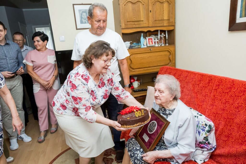Presentation of the Unitas Durat Medal to Ms. Prakseda Karasek, photo by Tomasz Czachorowski / eventphoto.com.pl for the UMWKP