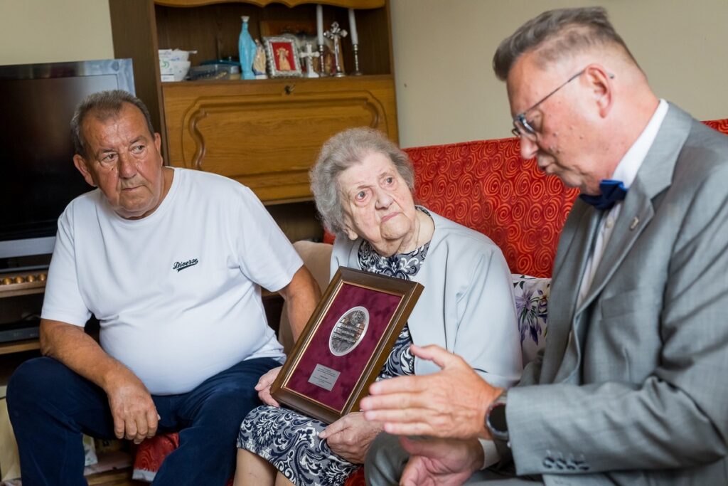 Presentation of the Unitas Durat Medal to Ms. Prakseda Karasek, photo by Tomasz Czachorowski / eventphoto.com.pl for the UMWKP