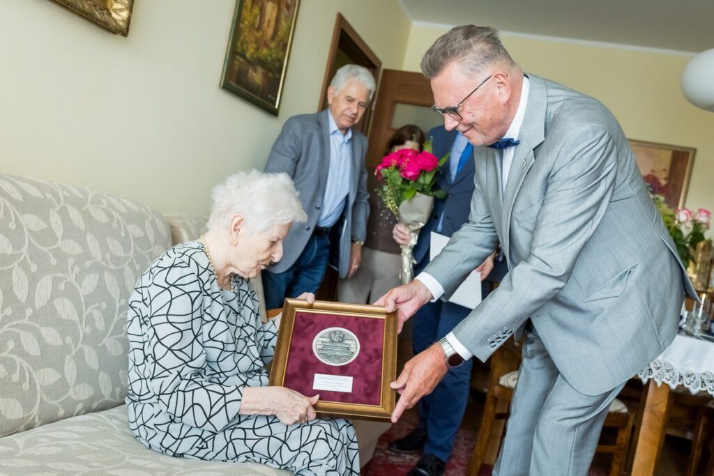 Presentation of the Unitas Durat Medal to Ms. Wiesława Łucja Sochacka, photo by Tomasz Czachorowski / eventphoto.com.pl for the UMWKP