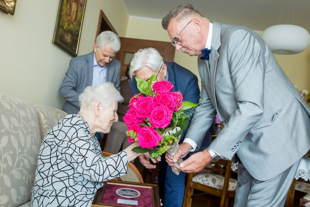 Presentation of the Unitas Durat Medal to Ms. Wiesława Łucja Sochacka, photo by Tomasz Czachorowski / eventphoto.com.pl for the UMWKP
