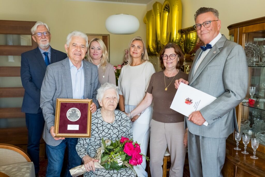Presentation of the Unitas Durat Medal to Ms. Wiesława Łucja Sochacka, photo by Tomasz Czachorowski / eventphoto.com.pl for the UMWKP