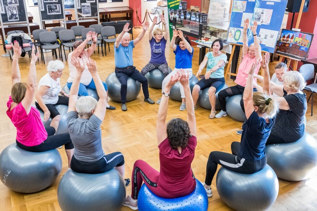 Zajęcia w klubie Srebrna Energia Życia w Szubinie w powiecie nakielskim, fot. Tomasz Czachorowski/eventphoto dla UMWKP