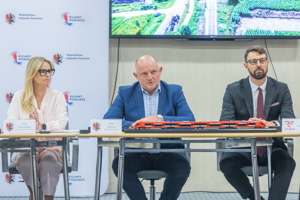 Podpisanie umowy z Polregio, fot. Mikołaj Kuras dla UMWKP