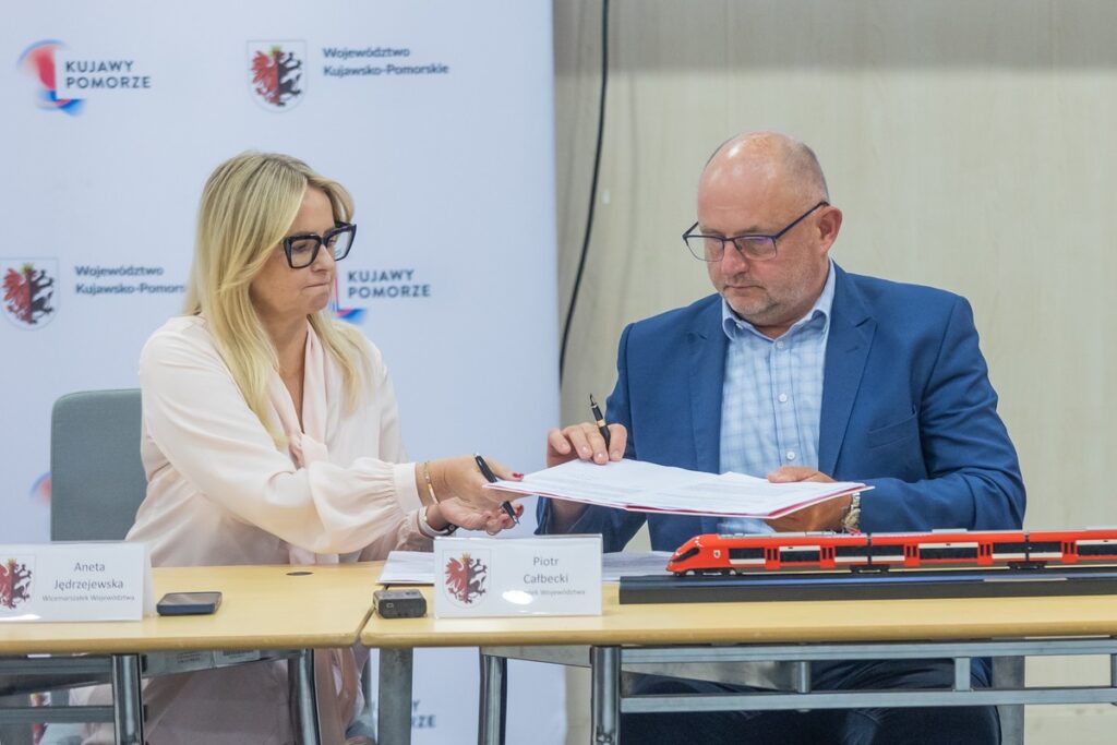 Podpisanie umowy z Polregio, fot. Mikołaj Kuras dla UMWKP