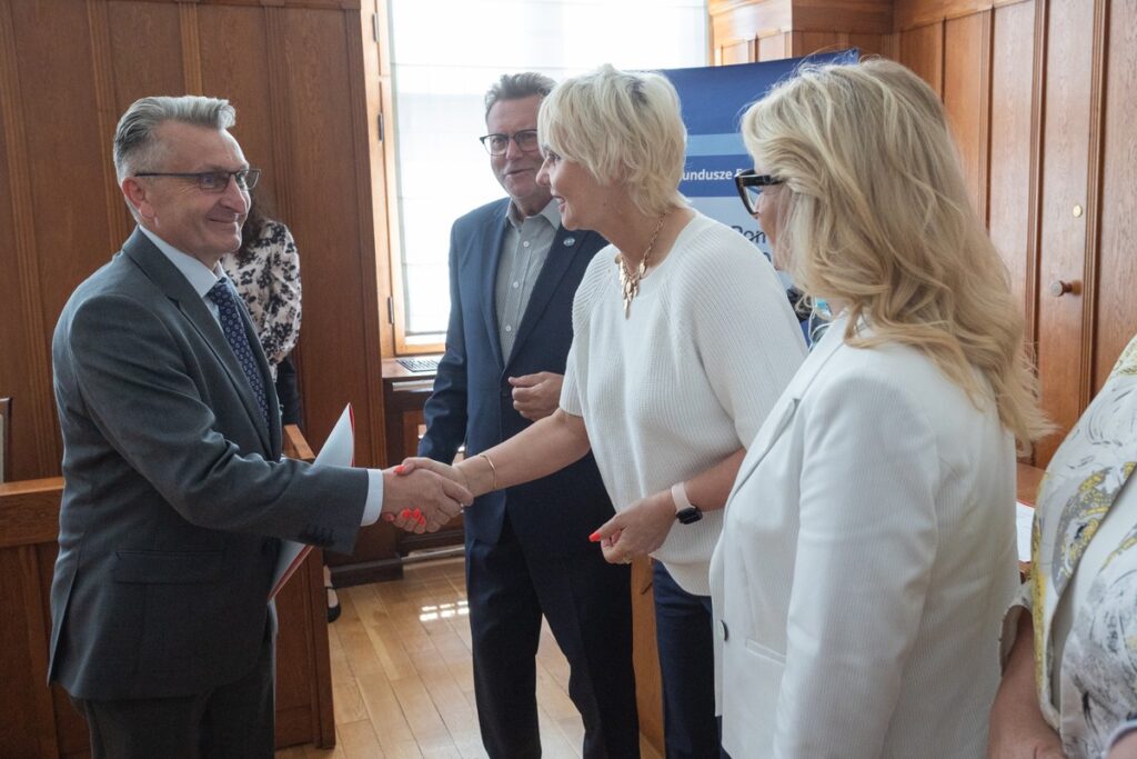 Ceremonia podpisania umów FEdKP, 6 sierpnia 2025, fot. Mikołaj Kuras dla UMWKP