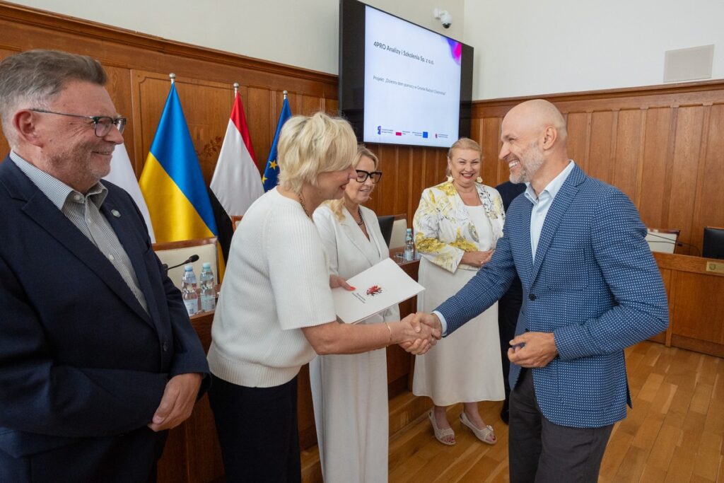 Ceremonia podpisania umów FEdKP, 6 sierpnia 2025, fot. Mikołaj Kuras dla UMWKP