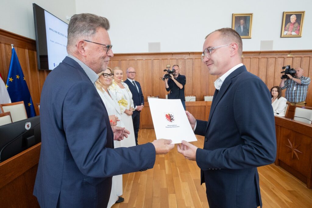 Ceremonia podpisania umów FEdKP, 6 sierpnia 2025, fot. Mikołaj Kuras dla UMWKP