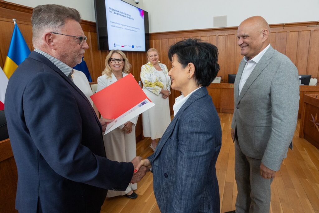 Dyrektor Edward Hartwich i wicedyrektor Danuta Kurylak odbierają umowę na finansowanie Ośrodka Diagnostyki Narządowej, fot. Mikołaj Kuras dla UMWKP