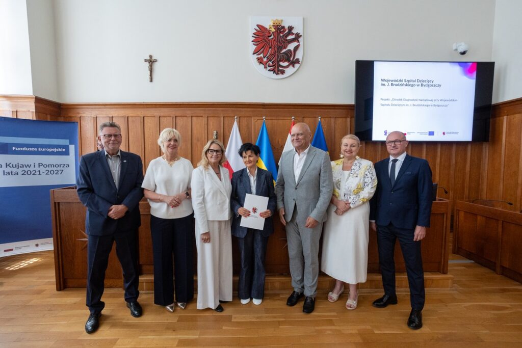 Dyrektor Edward Hartwich i wicedyrektor Danuta Kurylak odbierają umowę na finansowanie Ośrodka Diagnostyki Narządowej, fot. Mikołaj Kuras dla UMWKP