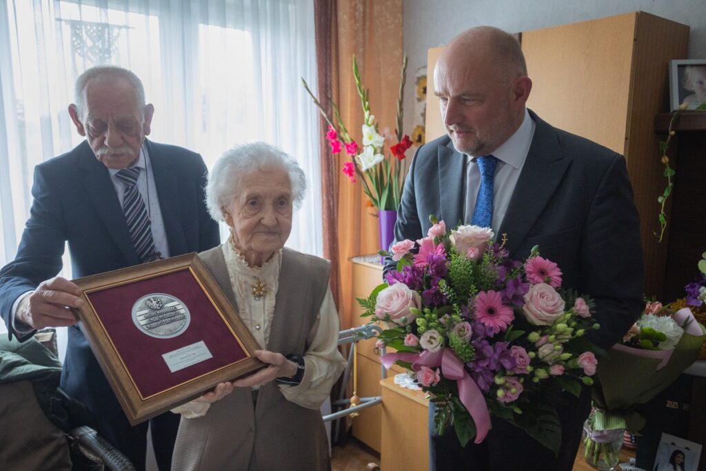 Presentation of the Unitas Durat medal to Danuta Wajs, photo by Mikołaj Kuras for the UMWKP
