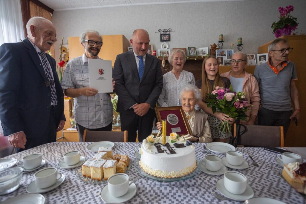 Presentation of the Unitas Durat medal to Danuta Wajs, photo by Mikołaj Kuras for the UMWKP