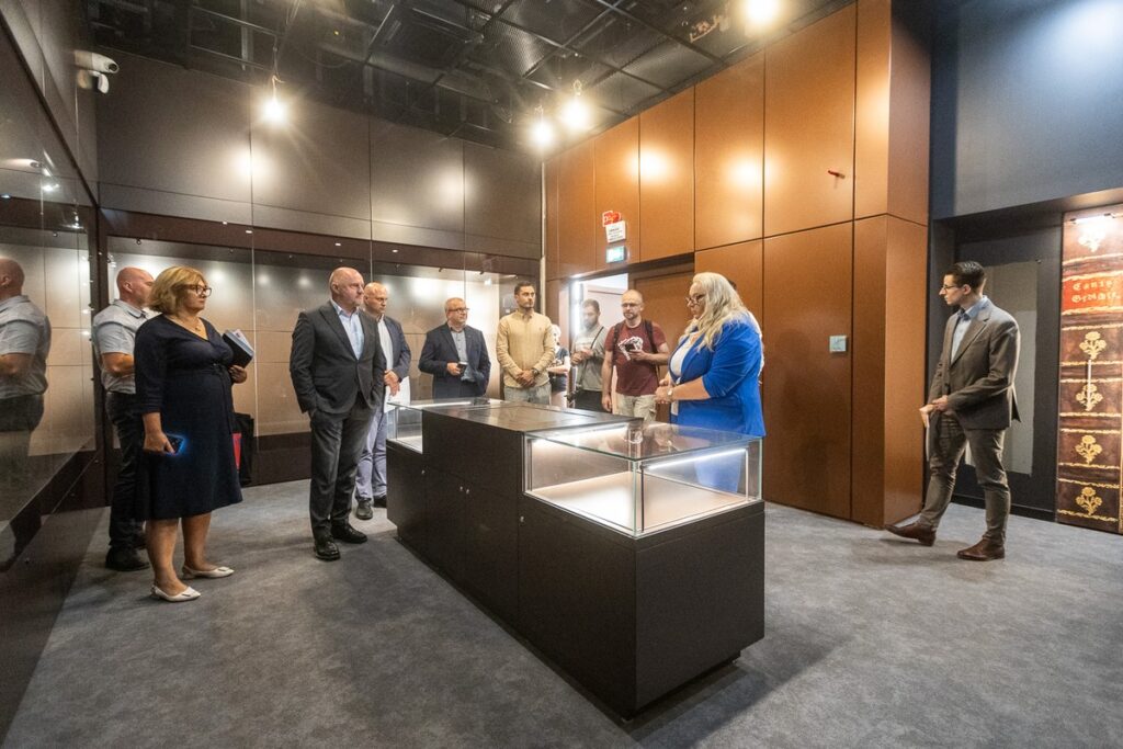 Marshal Piotr Całbecki and his companions touring the new wing of the Copernicus Library, photo by Szymon Zdziebło / tarantoga for the UMWKP