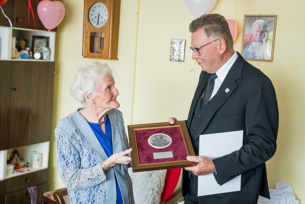 Marianna Twaróg z medalem Unitas Durat, fot. Tomasz Czachorowski/eventophoto.com.pl dla UMWKP