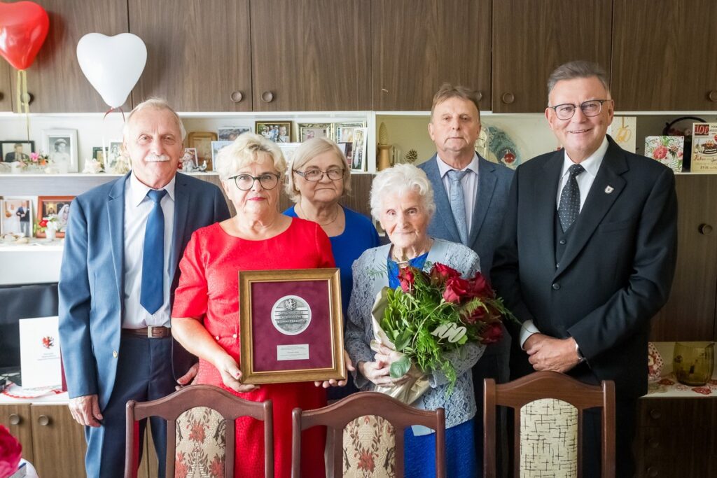 Marianna Twaróg z medalem Unitas Durat, fot. Tomasz Czachorowski/eventophoto.com.pl dla UMWKP