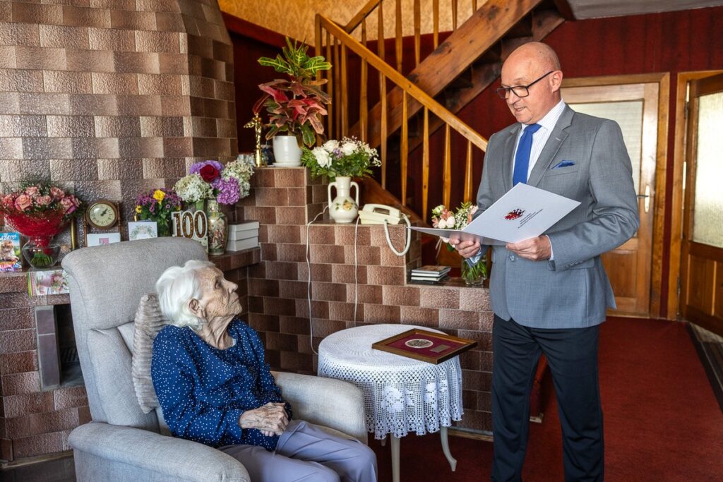 Regina Kuczyńska z medalem Unitas Durat, fot. Szymon Zdziebło/tarantoga.pl dla UMWKP