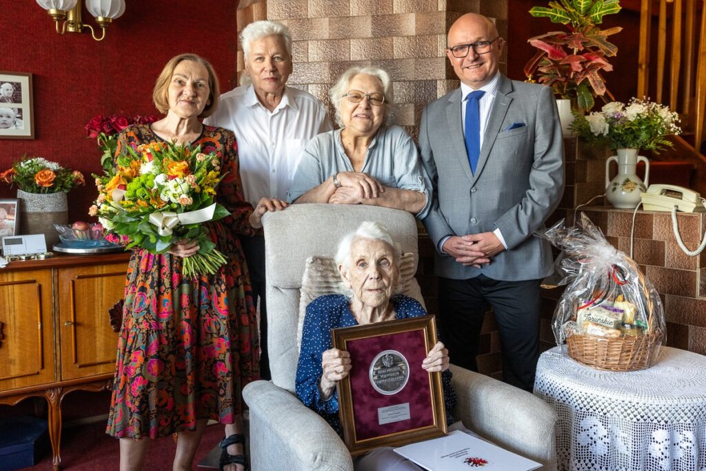 Regina Kuczyńska z medalem Unitas Durat, fot. Szymon Zdziebło/tarantoga.pl dla UMWKP