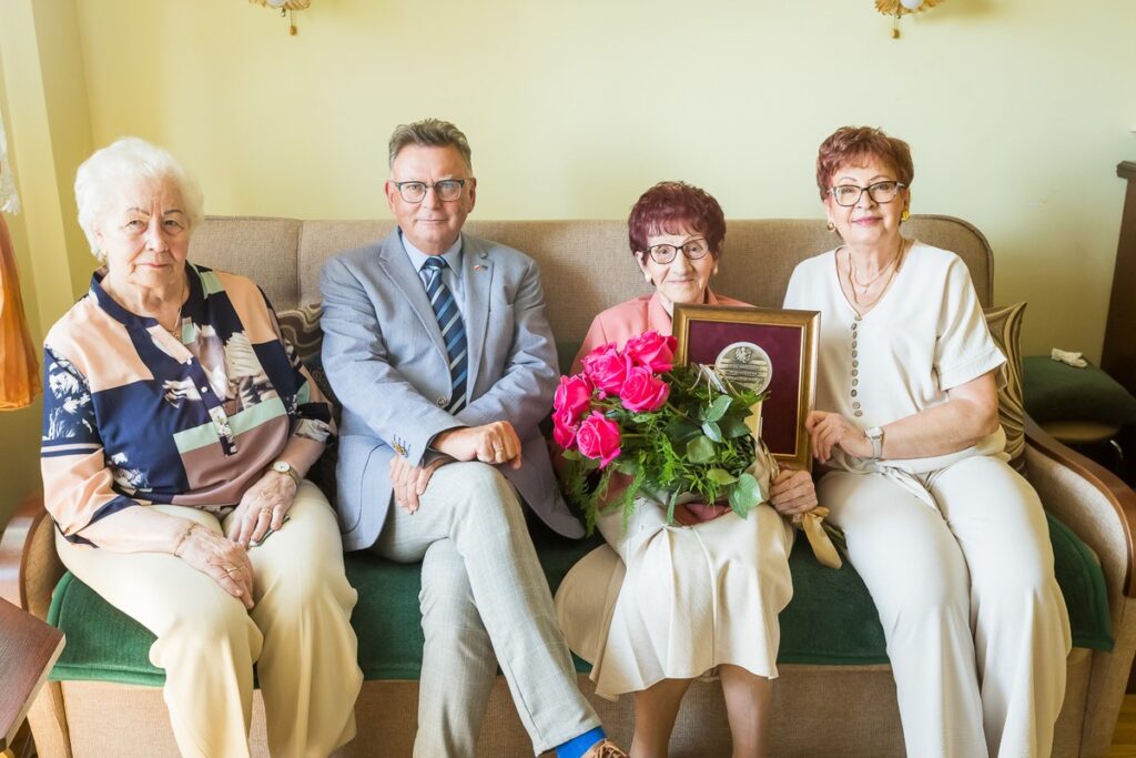 Urszula Urban z medalem Unitas Durat, fot. Tomasz Czachorowski/eventphoto.com.pl dla UMWKP