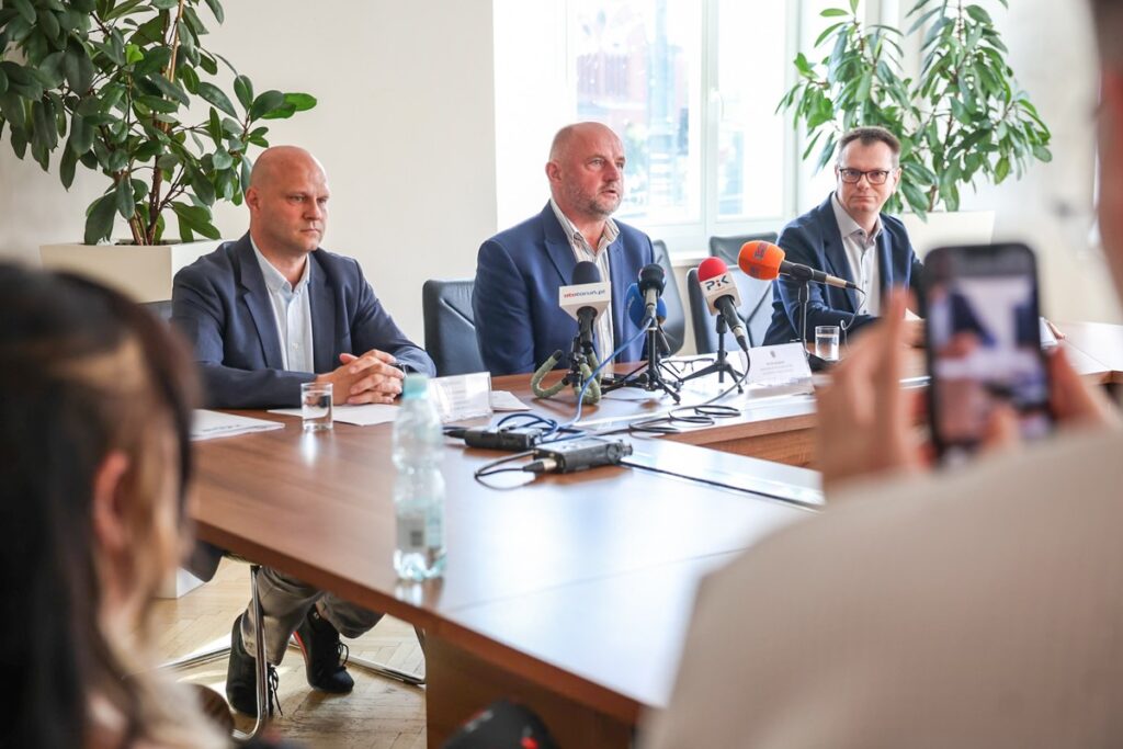 Konferencja prasowa marszałka Piotra Całbeckiego, fot. Szymon Zdziebło/tarantoga dla UMWKP