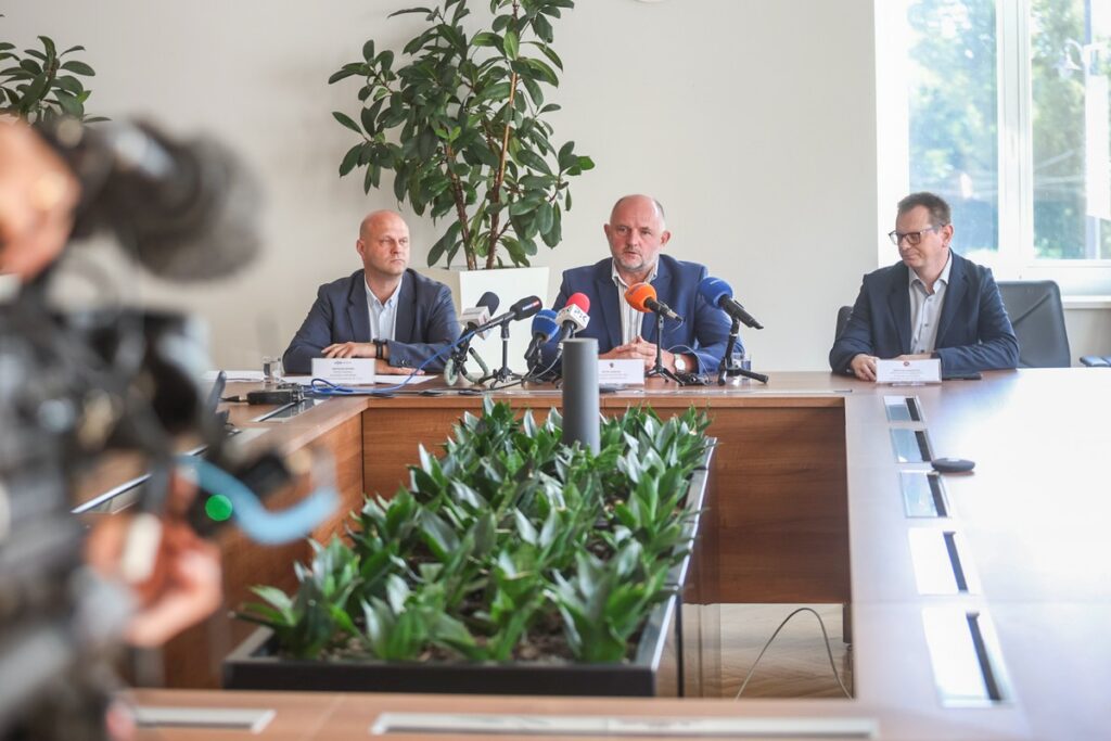 Konferencja prasowa marszałka Piotra Całbeckiego, fot. Szymon Zdziebło/tarantoga dla UMWKP