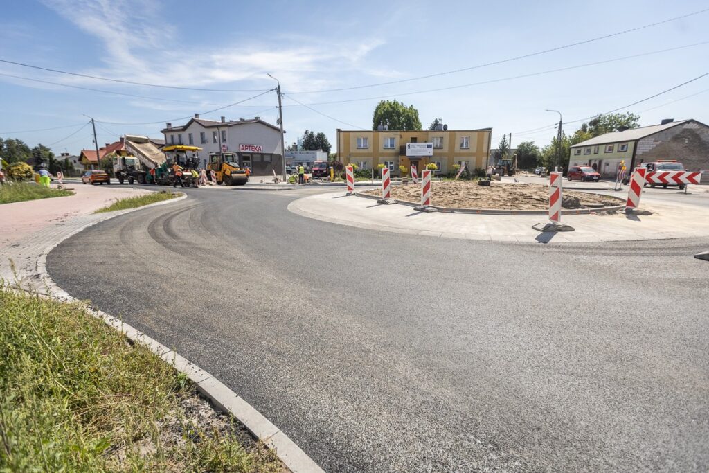 Construction of a roundabout in Golub-Dobrzyń, photo by Szymon Zdziebło/tarantoga.pl for UMWKP