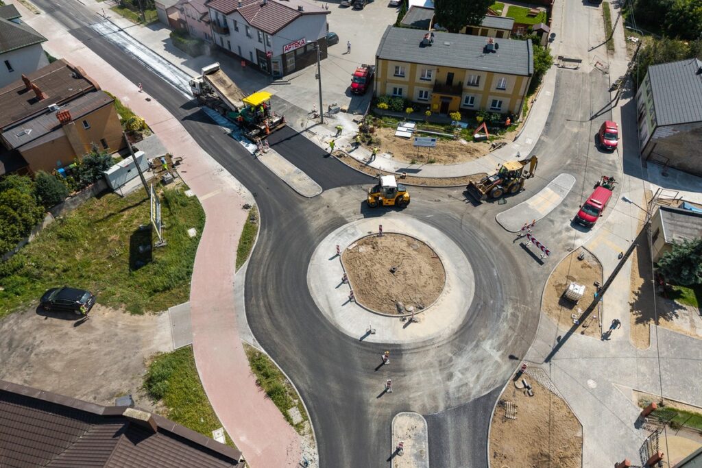 Construction of a roundabout in Golub-Dobrzyń, photo by Szymon Zdziebło/tarantoga.pl for UMWKP