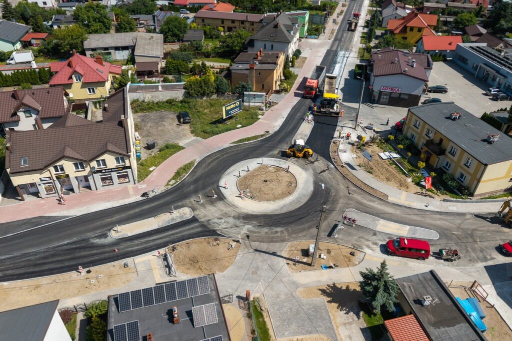 Construction of a roundabout in Golub-Dobrzyń, photo by Szymon Zdziebło/tarantoga.pl for UMWKP