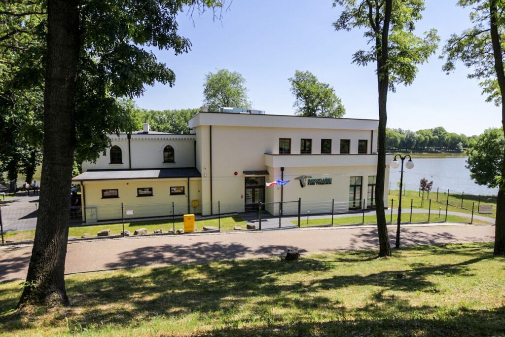 Kruszwica, nowa siedziba Nadgoplańskiego Parku Tysiąclecia, fot. Szymon Zdziebło tarantoga.pl dla UMWKP Kruszwica, new headquarters of the Nadgoplański Millennium Landscape Park, photo by Szymon Zdziebło / tarantoga.pl for the UMWKP