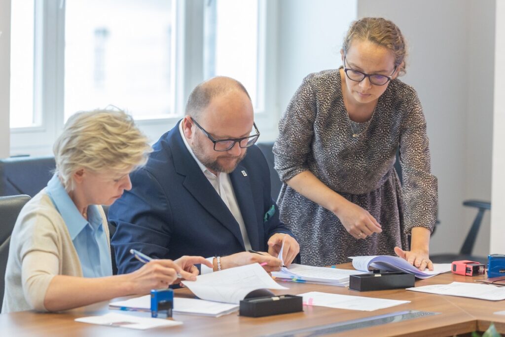 Przekazanie umowy na dofinansowanie powstania ZAZ w Toruniu, fot. Mikołaj Kuras dla UMWKP