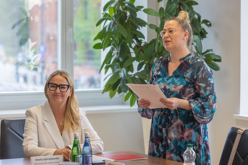 Przekazanie umowy na dofinansowanie powstania ZAZ w Toruniu, fot. Mikołaj Kuras dla UMWKP