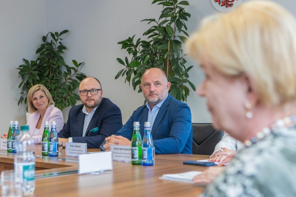 Przekazanie umowy na dofinansowanie powstania ZAZ w Toruniu, fot. Mikołaj Kuras dla UMWKP