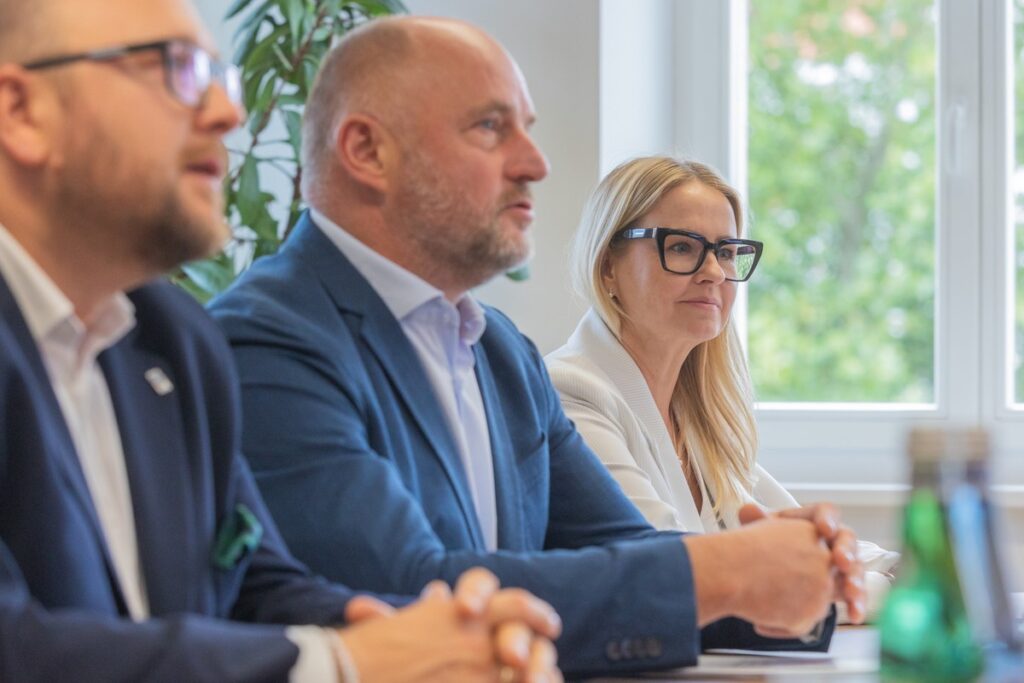 Przekazanie umowy na dofinansowanie powstania ZAZ w Toruniu, fot. Mikołaj Kuras dla UMWKP