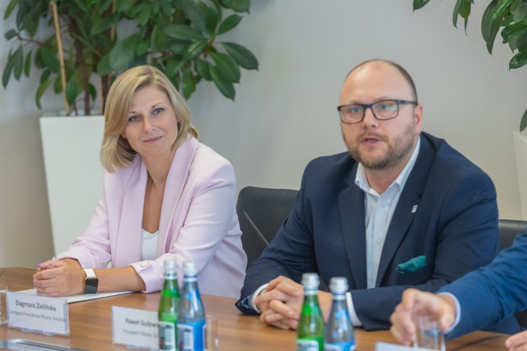 Przekazanie umowy na dofinansowanie powstania ZAZ w Toruniu, fot. Mikołaj Kuras dla UMWKP