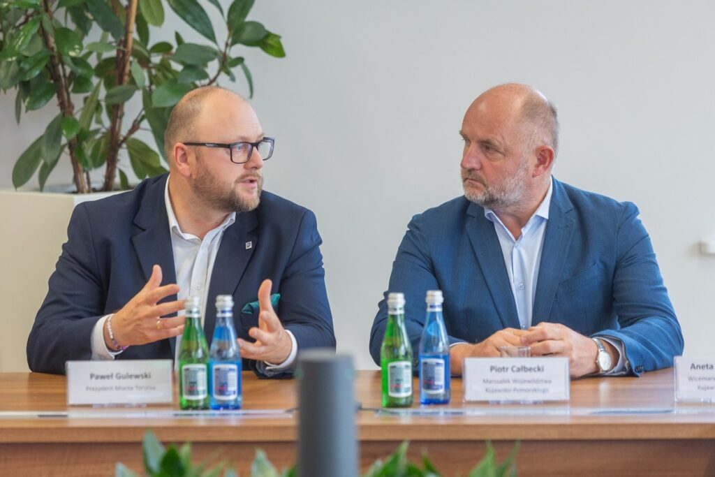 Przekazanie umowy na dofinansowanie powstania ZAZ w Toruniu, fot. Mikołaj Kuras dla UMWKP