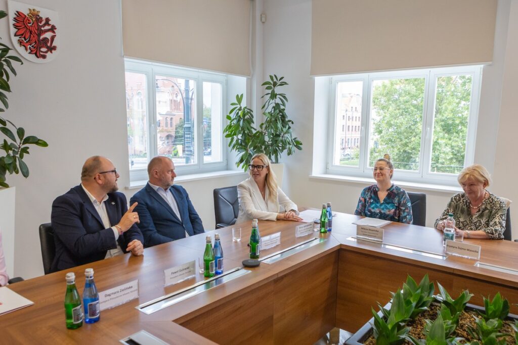 Przekazanie umowy na dofinansowanie powstania ZAZ w Toruniu, fot. Mikołaj Kuras dla UMWKP