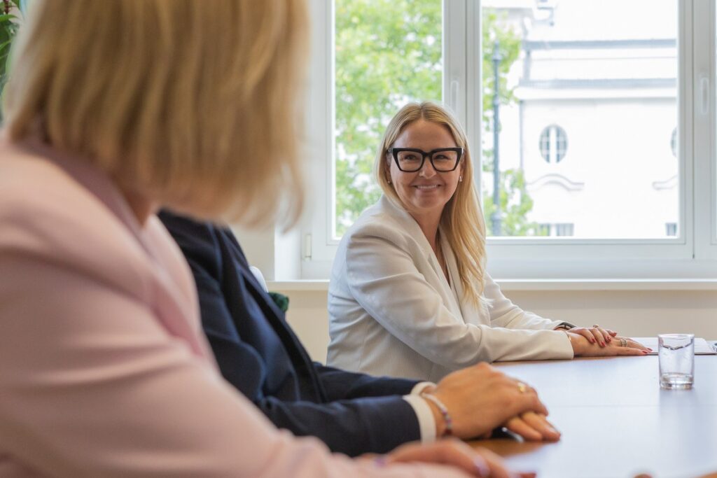 Przekazanie umowy na dofinansowanie powstania ZAZ w Toruniu, fot. Mikołaj Kuras dla UMWKP