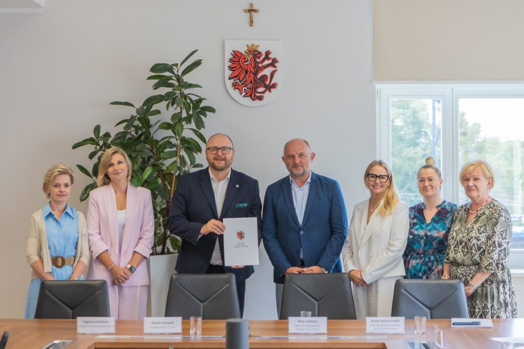 Przekazanie umowy na dofinansowanie powstania ZAZ w Toruniu, fot. Mikołaj Kuras dla UMWKP