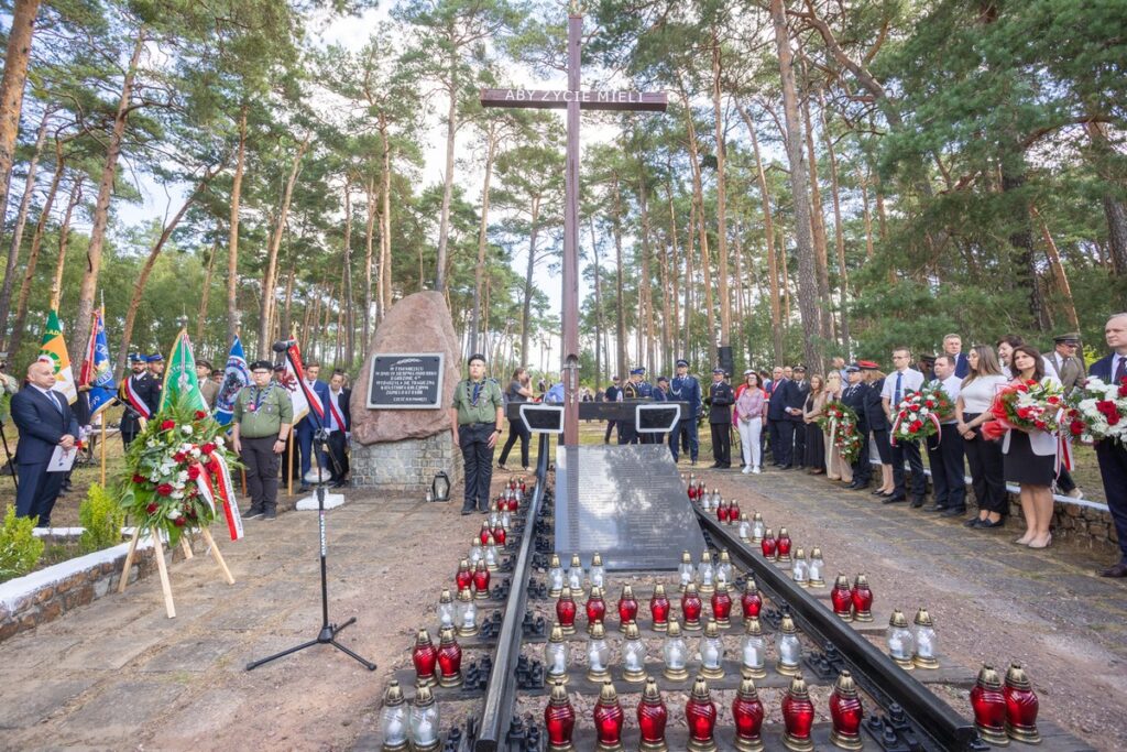 Uroczystość upamiętniająca ofiary katastrofy pod Otłoczynem, 19 sierpnia 2025 r., fot. Mikołaj Kuras dla UMWKP