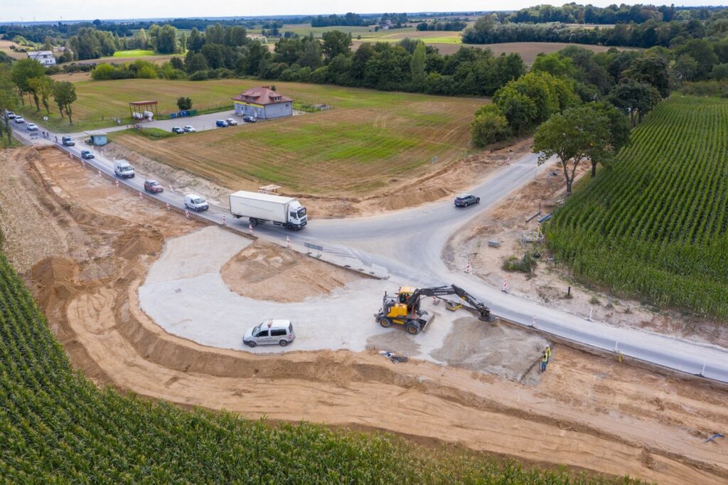 Budowa ronda w Dyblinie, fot. Mikołaj Kuras dla UMWKP