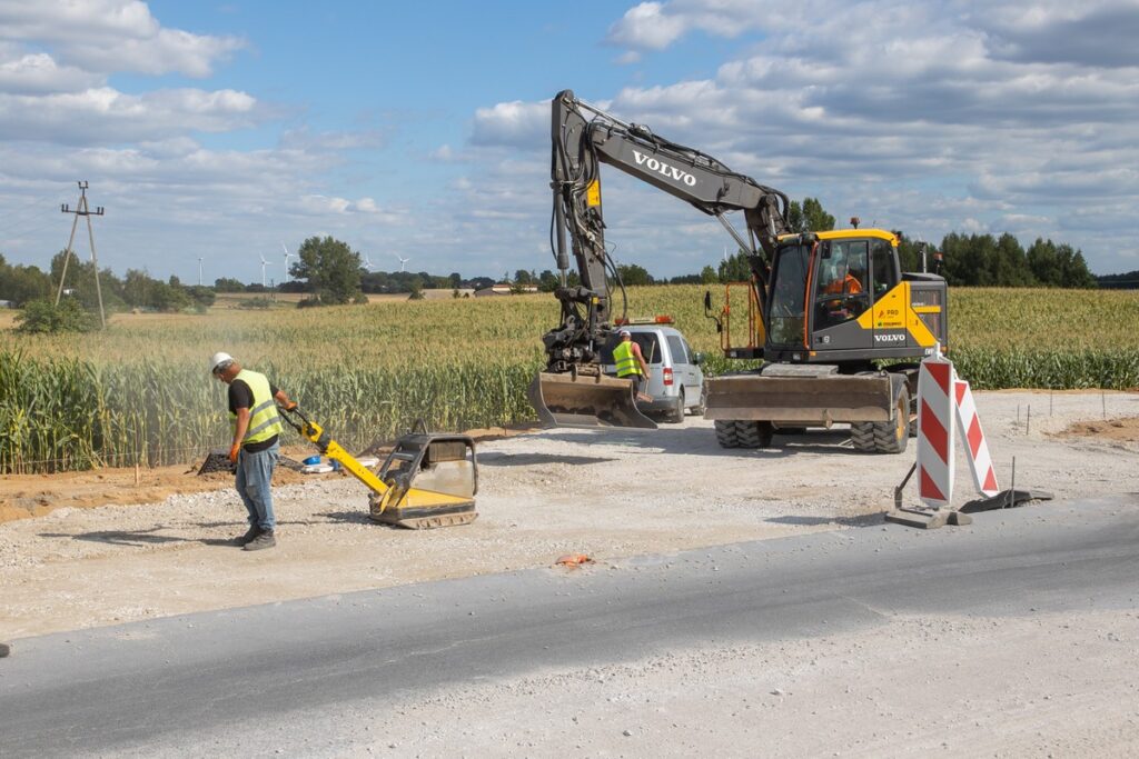 Budowa ronda w Dyblinie, fot. Mikołaj Kuras dla UMWKP