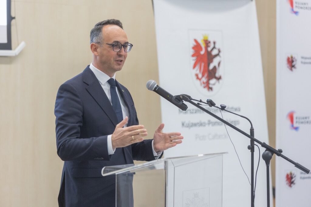 Uroczystość podpisania umów na projekty kolejowe, fot. Mikołaj Kuras dla UMWKP