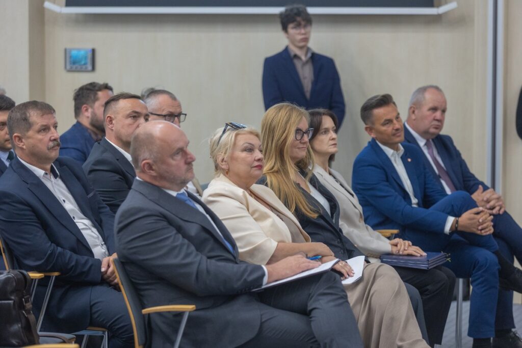 Uroczystość podpisania umów na projekty kolejowe, fot. Mikołaj Kuras dla UMWKP