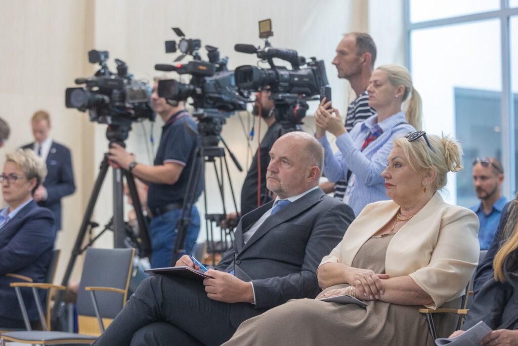 Uroczystość podpisania umów na projekty kolejowe, fot. Mikołaj Kuras dla UMWKP