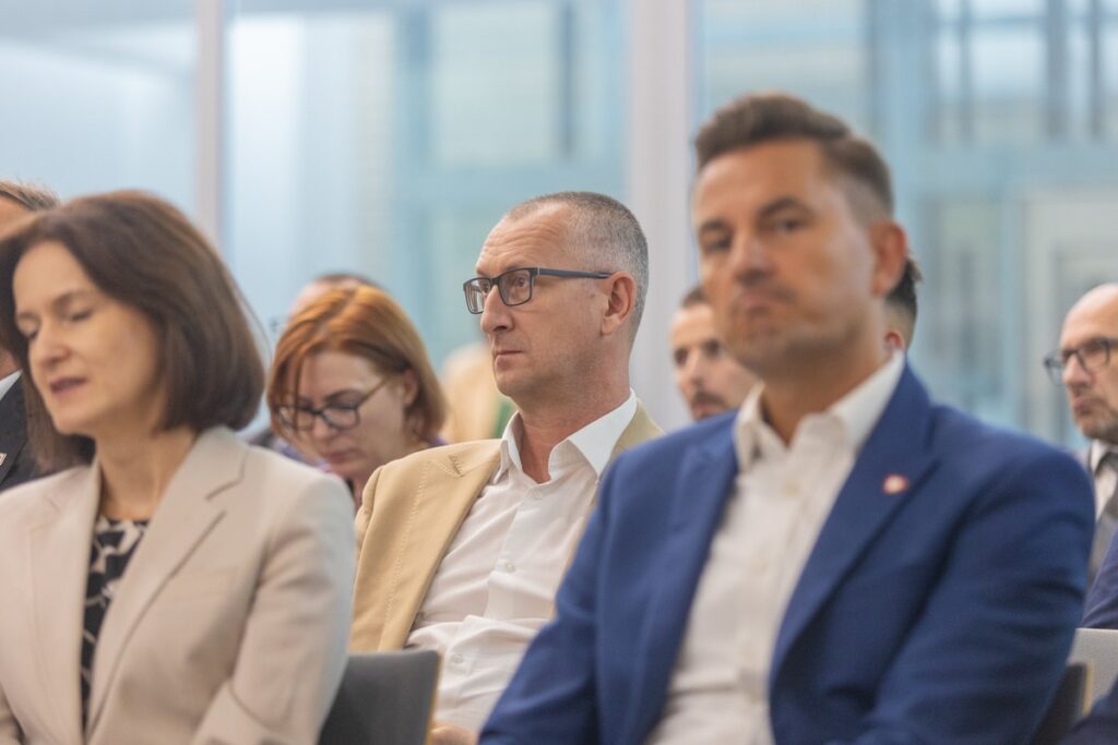 Uroczystość podpisania umów na projekty kolejowe, fot. Mikołaj Kuras dla UMWKP