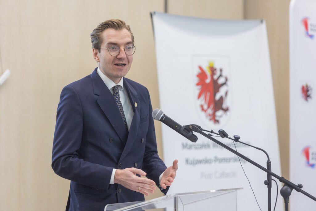 Uroczystość podpisania umów na projekty kolejowe, fot. Mikołaj Kuras dla UMWKP